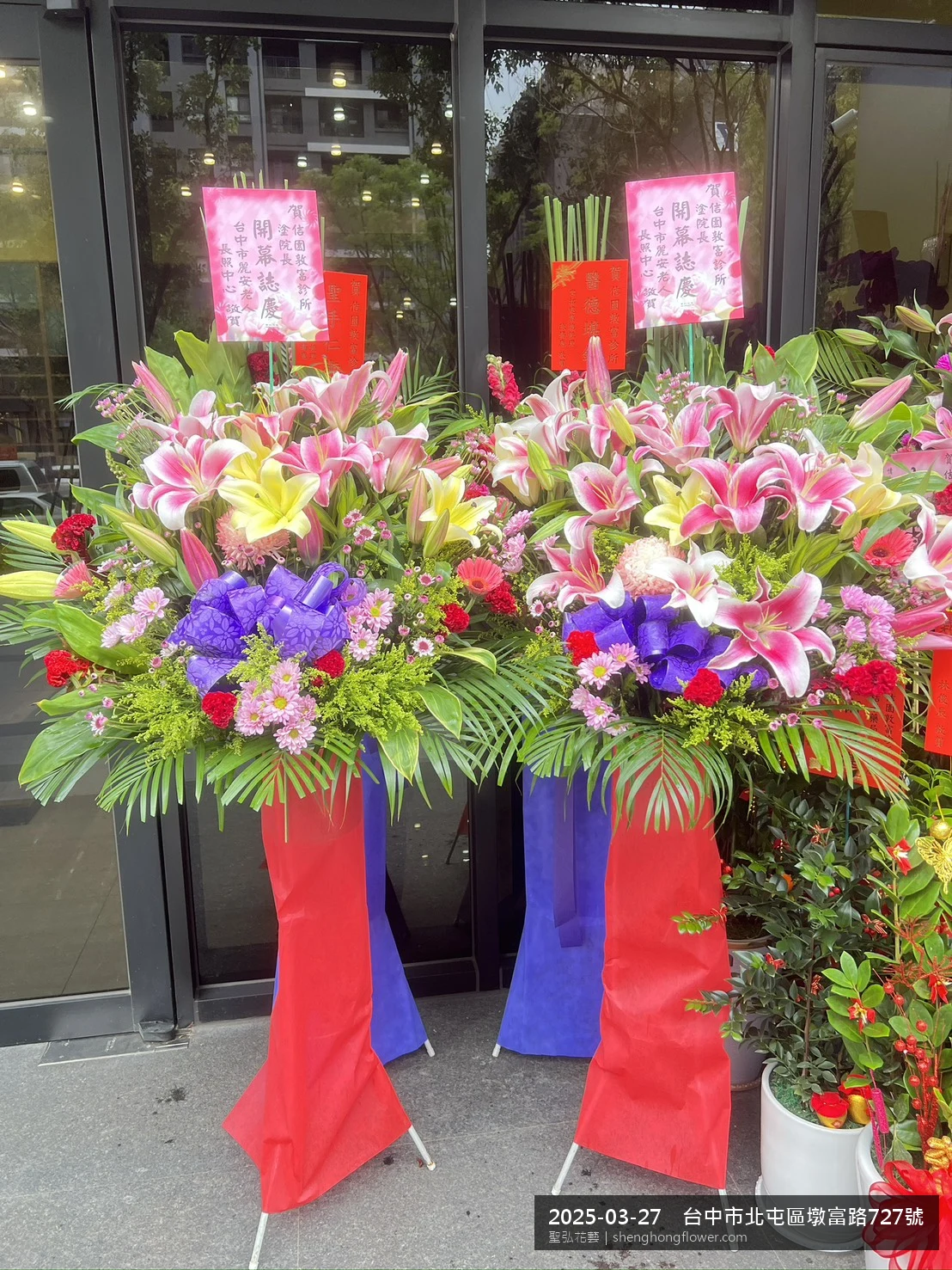 高架白菊花籃主花百合配劍蘭、底部黃菊填充，於春暖氣候濕潤花朵保鮮極佳。送達台中北屯墩富路現場後完成擺設，繽紛喜慶，為主人家送上溫馨祝福，聖弘花藝在地團隊現場實拍照。