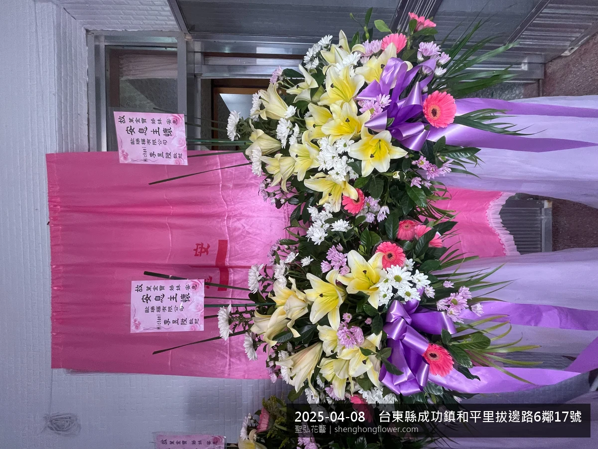 台東成功和平里拔邊路住家靈堂前置白菊喪禮花籃，氛圍沉靜典雅。白菊圍裙搭配紫色繡球點綴，於春末穀雨時節氣候溫暖偏濕就位完成，陪伴家屬度過難捨時刻，聖弘花藝在地團隊現場實拍照。