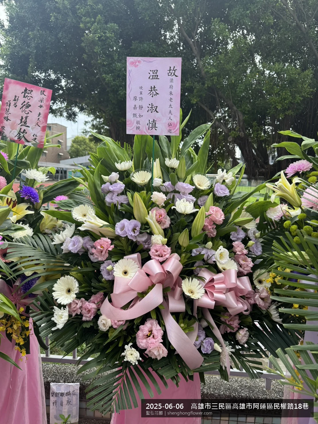 高雄三民高雄市阿蓮區民權路現場置高架白菊花籃，氛圍整潔有序。挑高花架穩固、字牌方向清晰，於盛夏午後氣候炎熱就位完成，配合主人家完成擺設，聖弘花藝在地團隊現場實拍照。