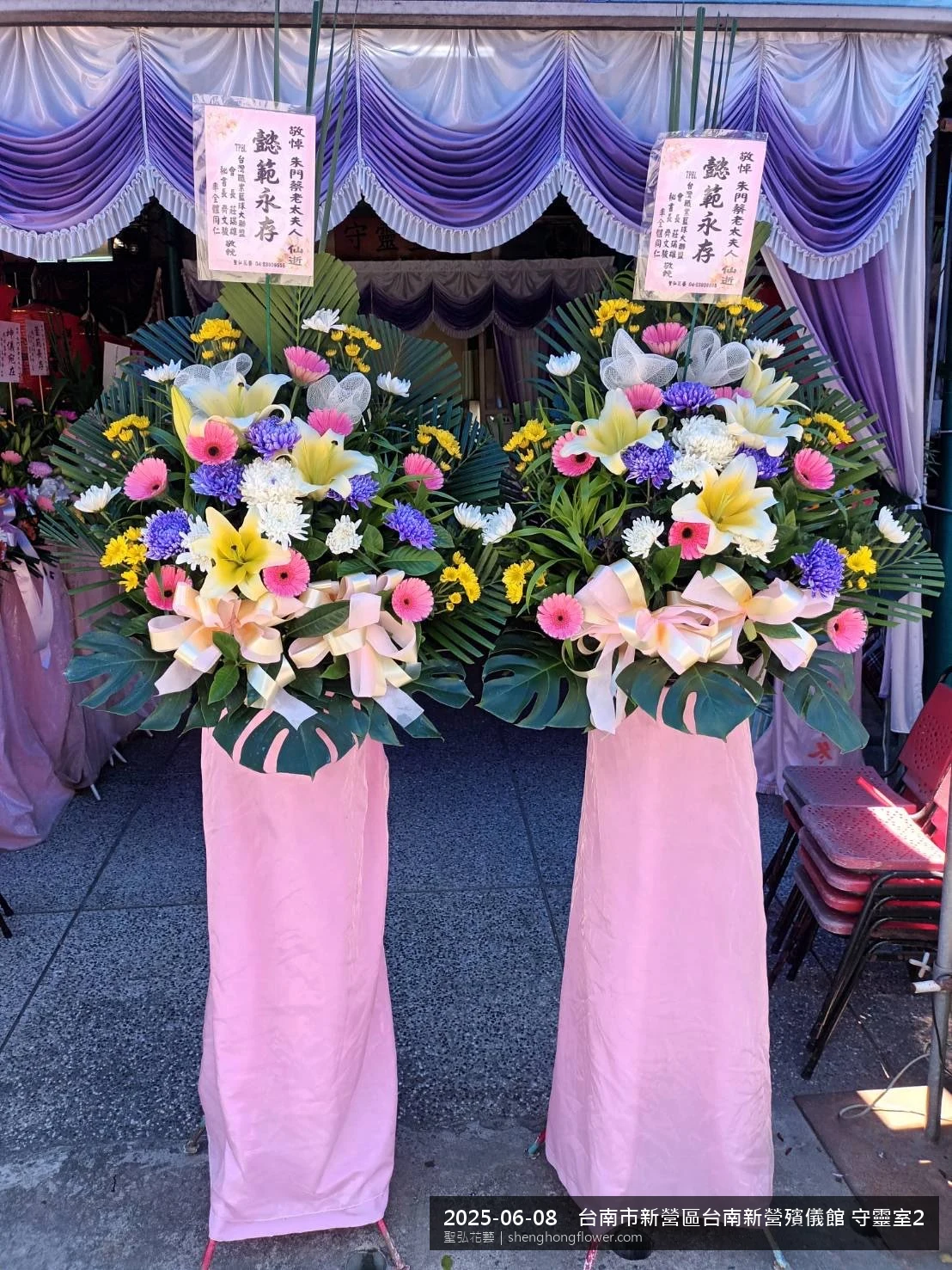 台南新營台南新營殯儀館 守靈室前置高架白菊花籃，氛圍配置妥當。挑高花架穩固、字牌方向清晰，於盛夏午後氣候炎熱就位完成，於現場完成定位，聖弘花藝在地團隊現場實拍照。