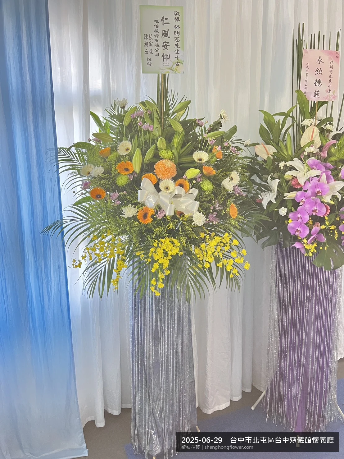 台中北屯台中殯儀館懷義廳前氣氛安寧整齊，選用高架白菊花籃並高架支架對稱、白菊圍裙裝飾，搭配盛夏午後氣候炎熱的場景，撫慰家屬不捨之情，聖弘花藝在地團隊現場實拍照。